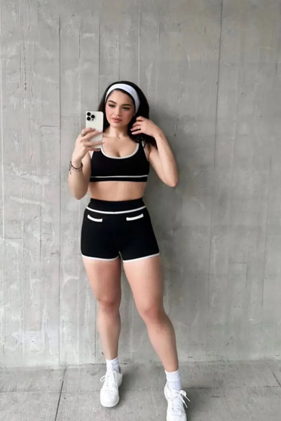 Seamless Contrast-Trim Sports Bra